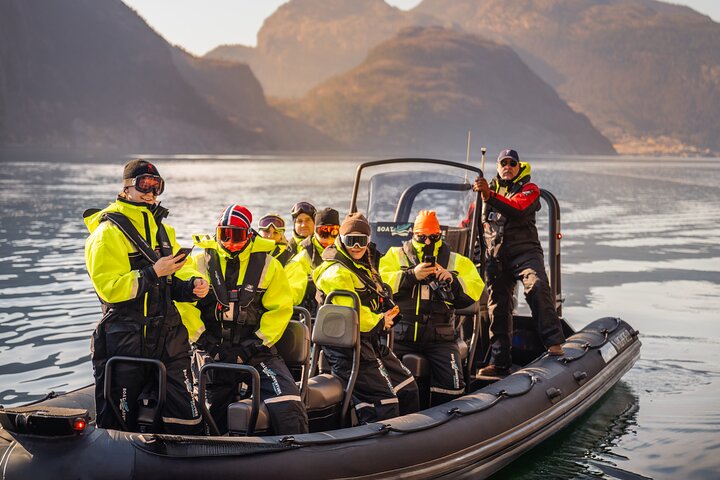 RIB aventura no Lysefjord com passeio turístico pelo fiorde