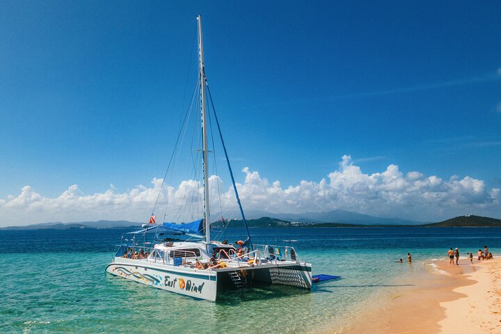 Vela di un giorno in catamarano per l'isola di Icacos da Fajardo