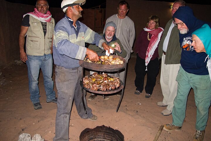 Wadi Rum: Explorer Jeep Tour PASS + lokaal eten + optioneel verblijf