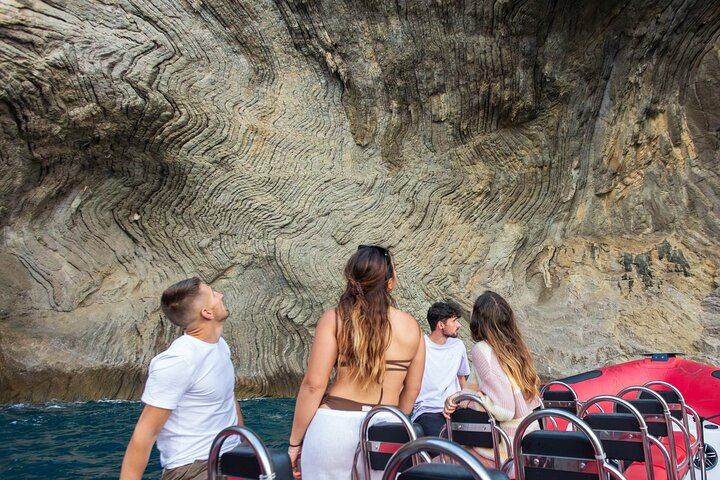 Alcudia : excursion de 3 heures en hors-bord avec visite touristique, découverte des grottes marines et plongée avec tuba