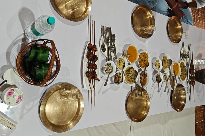 Dibrugarh Tea Tour, Singpho landsby med lunsj, Digboi olje museum