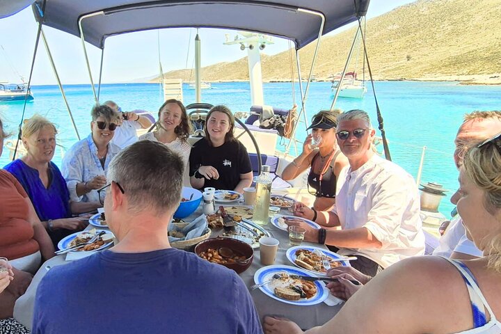 Kos : Ganztägige Segelbootfahrt in kleiner Gruppe, Mahlzeiten, Getränke und Schwimmen