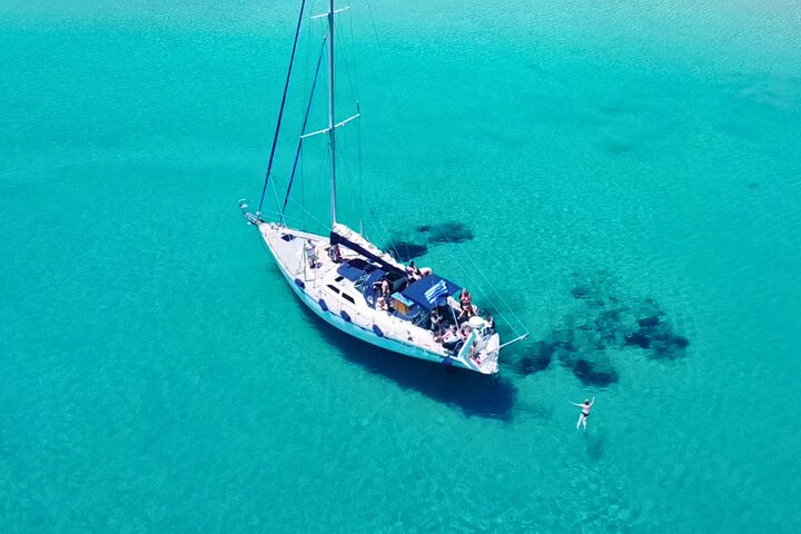 Kos : Ganztägige Segelbootfahrt in kleiner Gruppe, Mahlzeiten, Getränke und Schwimmen