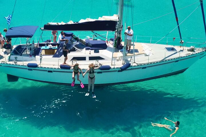 Kos : Ganztägige Segelbootfahrt in kleiner Gruppe, Mahlzeiten, Getränke und Schwimmen
