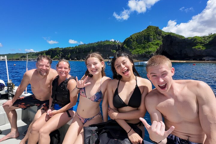 [Caverna Azul de Okinawa] Mergulho com snorkel (passeio de barco, aluguel de guia) Muito satisfeito com as amplas instalações da bela loja (serviços de fotografia e vídeo incluídos)