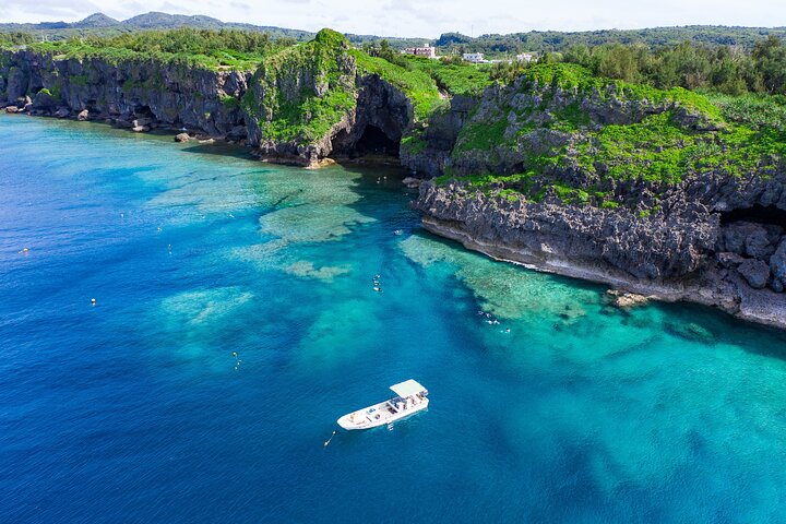 [Caverna Azul de Okinawa] Mergulho com snorkel (passeio de barco, aluguel de guia) Muito satisfeito com as amplas instalações da bela loja (serviços de fotografia e vídeo incluídos)