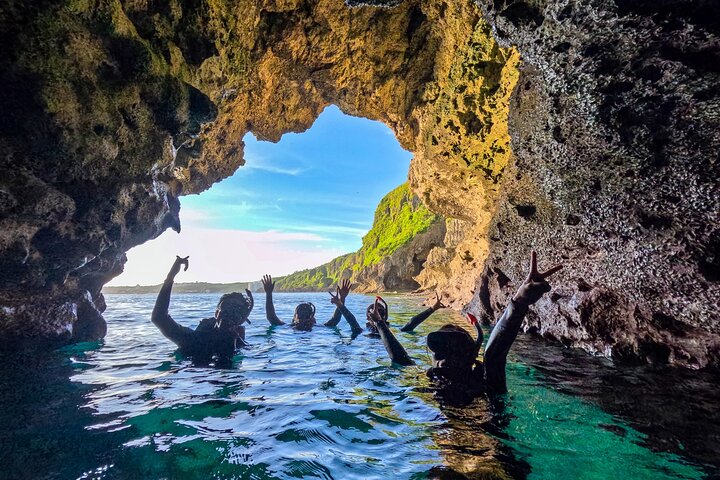 [Caverna Azul de Okinawa] Mergulho com snorkel (passeio de barco, aluguel de guia) Muito satisfeito com as amplas instalações da bela loja (serviços de fotografia e vídeo incluídos)