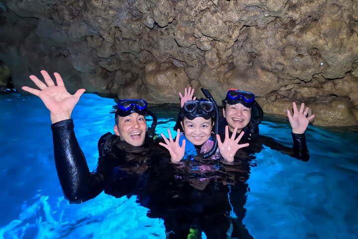 [Caverna Azul de Okinawa] Mergulho com snorkel (passeio de barco, aluguel de guia) Muito satisfeito com as amplas instalações da bela loja (serviços de fotografia e vídeo incluídos)