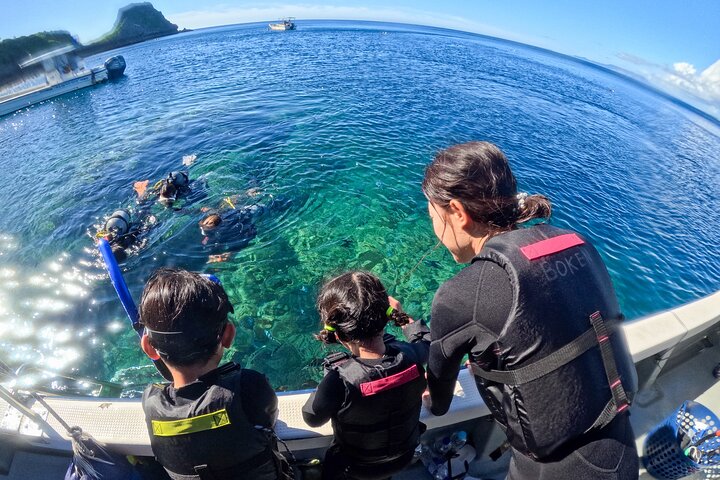 [Caverna Azul de Okinawa] Mergulho com snorkel (passeio de barco, aluguel de guia) Muito satisfeito com as amplas instalações da bela loja (serviços de fotografia e vídeo incluídos)