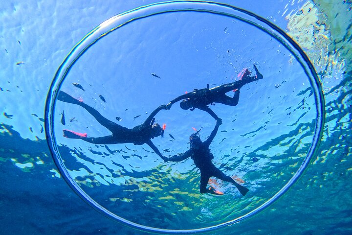 [Caverna Azul de Okinawa] Mergulho com snorkel (passeio de barco, aluguel de guia) Muito satisfeito com as amplas instalações da bela loja (serviços de fotografia e vídeo incluídos)