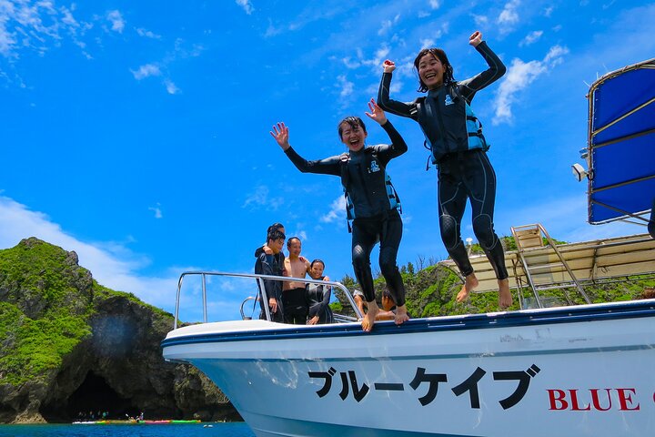 [Caverna Azul de Okinawa] Mergulho com snorkel (passeio de barco, aluguel de guia) Muito satisfeito com as amplas instalações da bela loja (serviços de fotografia e vídeo incluídos)