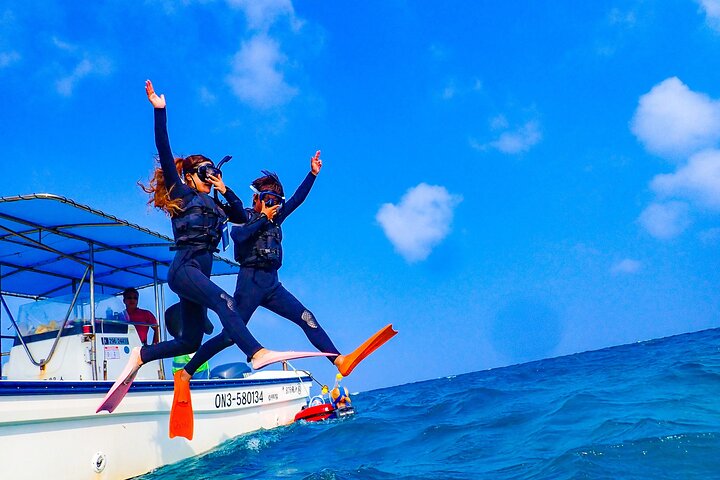 [Caverna Azul de Okinawa] Mergulho com snorkel (passeio de barco, aluguel de guia) Muito satisfeito com as amplas instalações da bela loja (serviços de fotografia e vídeo incluídos)