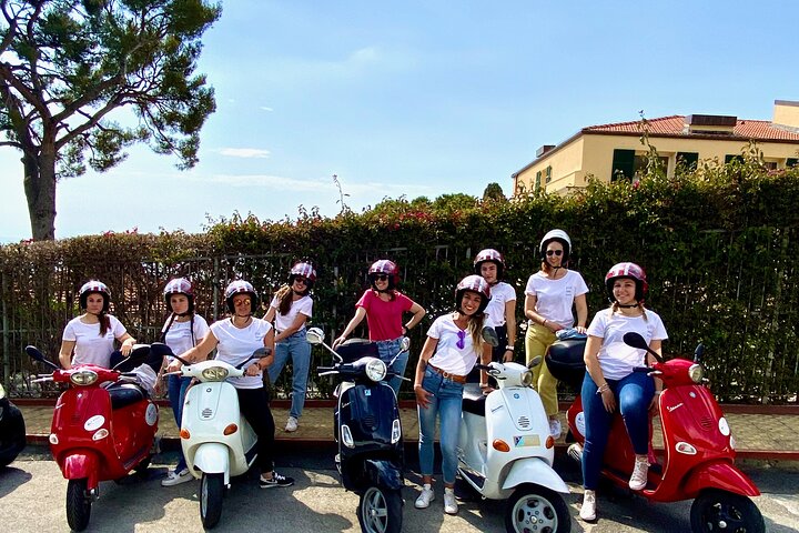 Ein Tag auf einer Vespa zwischen den ligurischen Dörfern der Riviera dei Fiori.