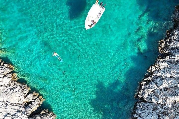 Tour privado con patrón Descubre Symi Spots en un viaje 4 horas