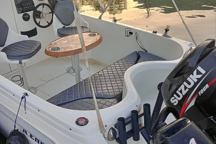 Tour privado con patrón Descubre Symi Spots en un viaje 4 horas