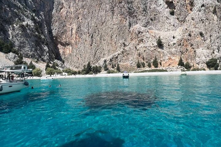 Tour privado con patrón Descubre Symi Spots en un viaje 4 horas