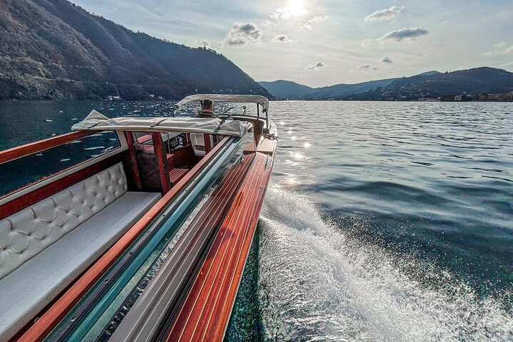 Privé rondvaart met een houten boot over het Comomeer en Italiaans glamour