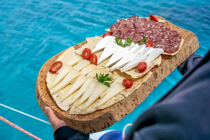 12-meters katamarantur i Maddalena-øgruppen fra Cannigione.