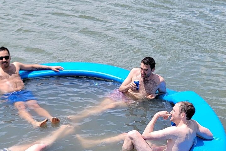Privat Tiki Boat Beach från Tybee Island Simma och Chill
