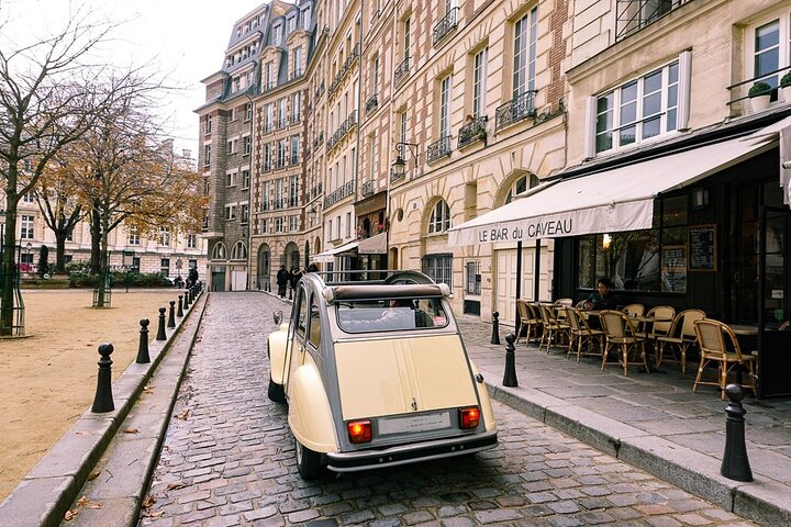 ¡Descubre París con estilo a bordo de un coche clásico francés Vintage!