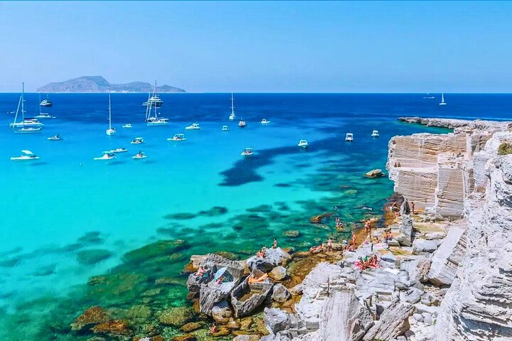 Tour Isole Egadi Favignana Levanzo in Barca con Pranzo da Trapani