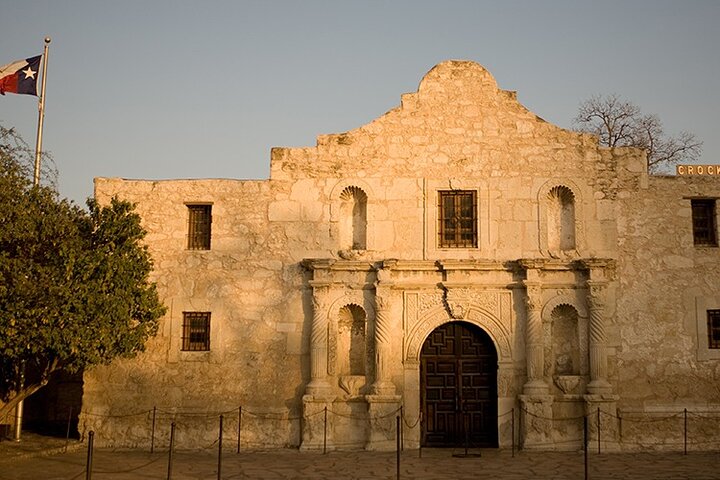 Excursión nocturna premium a San Antonio con crucero por el río
