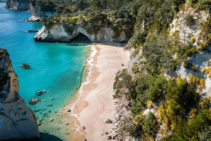2 timers bådtur til Cathedral Cove og vulkansk kyst