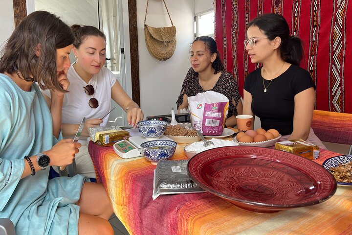 Cuire du pain marocain avec une famille locale et une expérience de four en argile