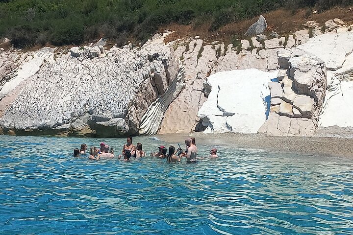 Sarandë : Excursion en bateau en petit groupe avec arrêts baignade, boissons et parasols