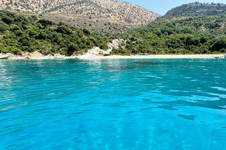 Sarandë : Excursion en bateau en petit groupe avec arrêts baignade, boissons et parasols