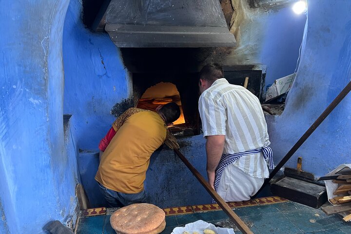 Cuire du pain marocain avec une famille locale et une expérience de four en argile