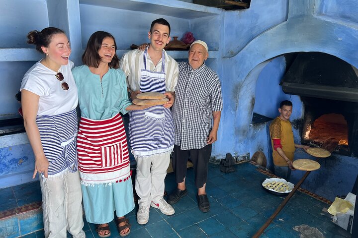 Cuire du pain marocain avec une famille locale et une expérience de four en argile