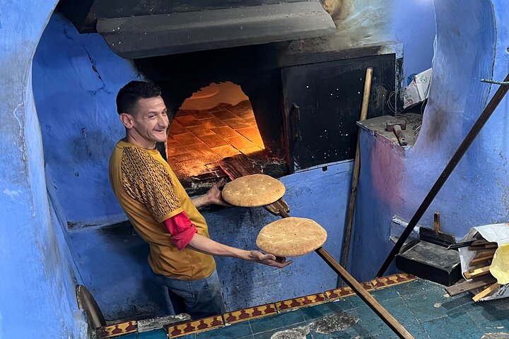 Cuire du pain marocain avec une famille locale et une expérience de four en argile