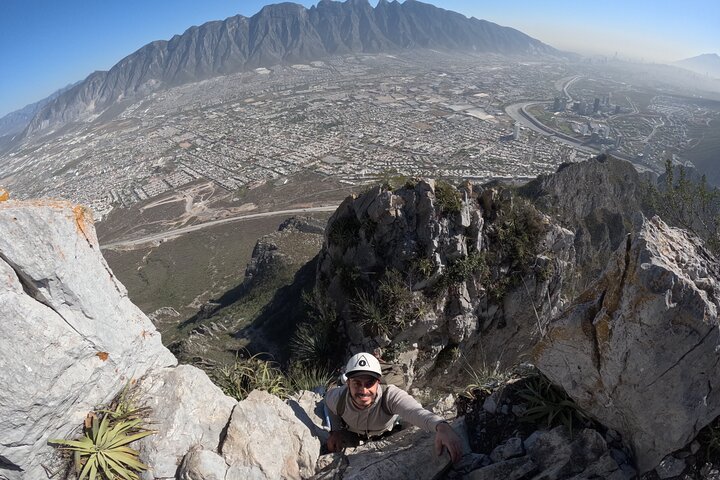Nido de los Aguiluchos, Monterrey: Vandring + bergsklättring + 3 rappeller