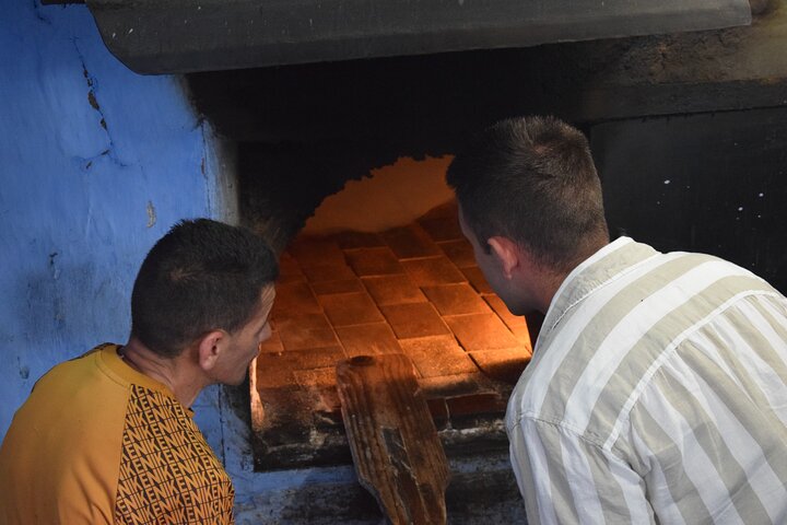 Cuire du pain marocain avec une famille locale et une expérience de four en argile