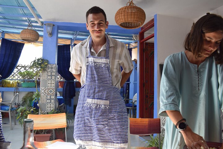 Cuire du pain marocain avec une famille locale et une expérience de four en argile