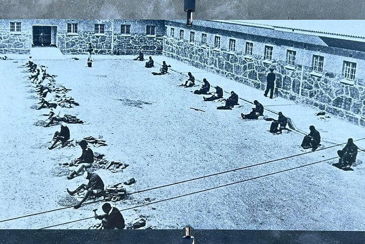 Visite de la prison d'une demi-journée de Robben Island avec billet de ferry pré-réservé.