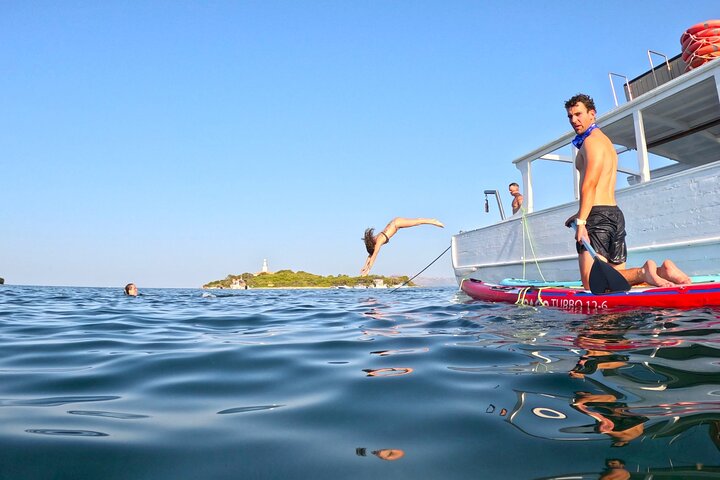 Paseo en barco por la mañana en Alcudia con parada de natación y tapas