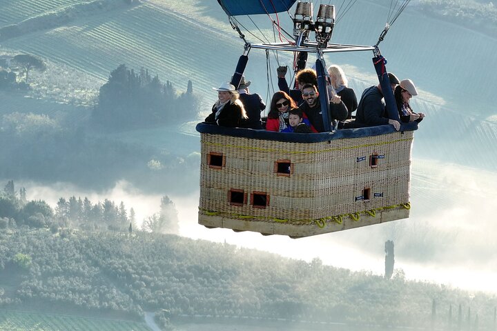 Montgolfière au-dessus des collines de Pienza, Montalcino et Val D'Orcia