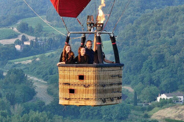 Montgolfière au-dessus des collines de Pienza, Montalcino et Val D'Orcia
