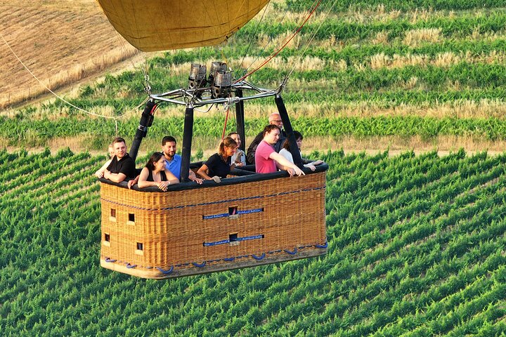 Montgolfière au-dessus des collines de Pienza, Montalcino et Val D'Orcia