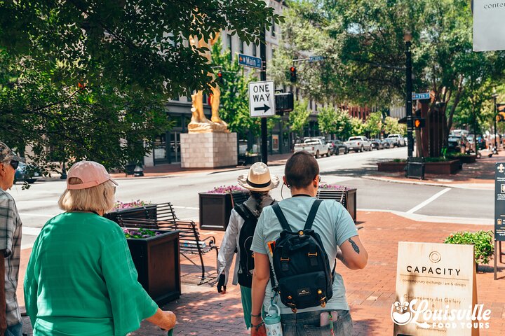 Louisville Legends: tour gastronomico e storico di 3 ore a Whiskey Row