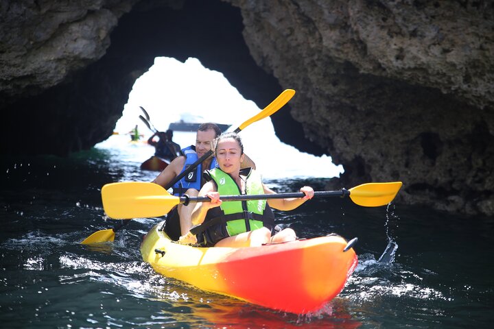 Albufeira : Grotte marine e spiagge nascoste Tour guidato in kayak