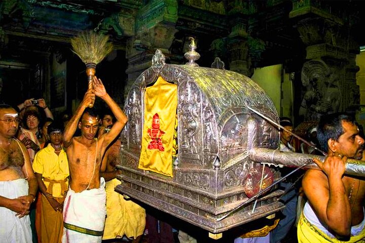 Ceremonia nocturna en el templo Madurai Meenakshi Amman