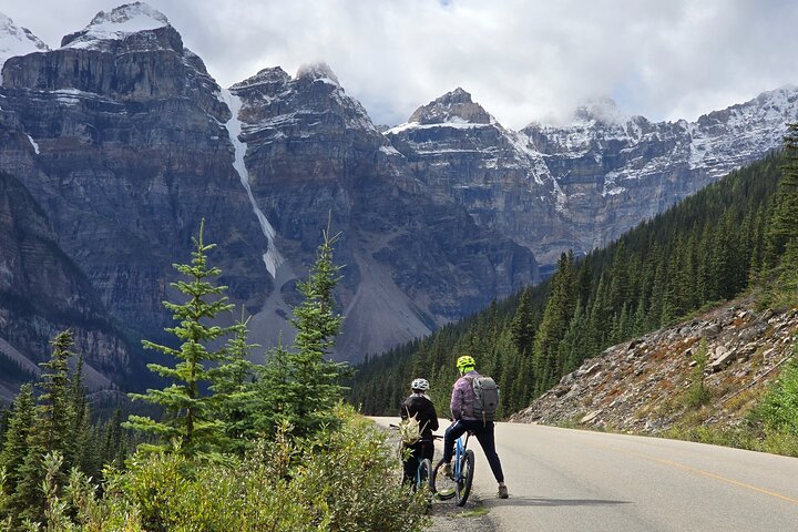 Utforsk Moraine Lake og Lake Louise - en halvdagstur
