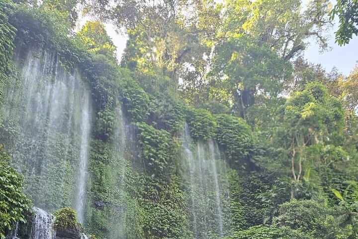 Benang Kelambu & Stokel Cascate e Handweaving Village Tour