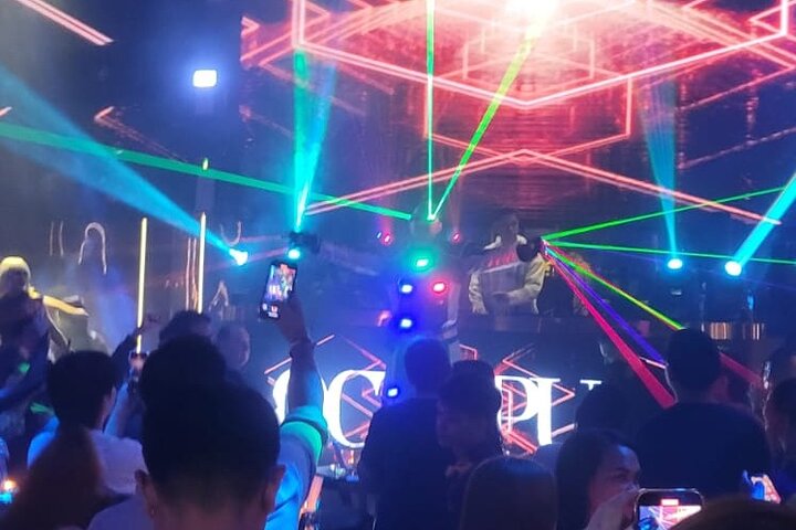 Makati : Pubcrawl Midget boxing rooftop muziek en gogo clubs