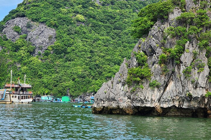 Ha Long Bay Day Cruise from Hanoi with Kayaking and Lunch