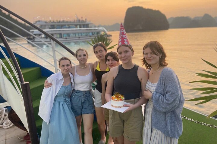 Ha Long Bay Day Cruise from Hanoi with Kayaking and Lunch