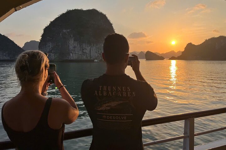 Ha Long Bay Day Cruise from Hanoi with Kayaking and Lunch